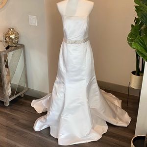 - Strapless trumpet wedding dress with ribbon
